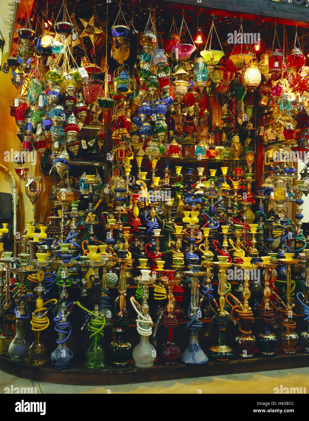 Emirats arabes unis, dubaï, Souk Madinat Jumeirah, magasin de souvenirs, de l'eau des sifflets, est décédé, fumée, VAE, Souk, d'affaires, boutique de souvenirs, à l'intérieur, de sifflets, de nombreux, ventes, tourisme, généralement, l'icône, détente, culture, tradition, Banque D'Images