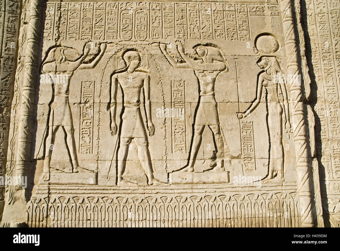 L'Egypte, Esna, Chnum temple, de secours, de l'Afrique, la Haute Égypte, Voyage, Vacances, tourisme, Destination, destination de vacances, point d'intérêt, temple, Chnum, wall relief, historiquement, la représentation, l'ibis, King, Horus, matériau Mead, histoire, culture, détail, Banque D'Images