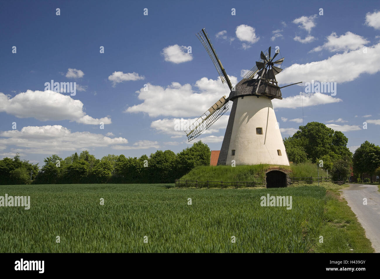 L'Allemagne, en Rhénanie du Nord-Westphalie, moulin à l'ECA, moulin à vent, éolienne, énergie, technologie, moulin, bâtiment, structure, remblai Dutchman, Smock Mill, remblai smock mill, smock mill, Mühlenstrasse, point d'intérêt, Banque D'Images