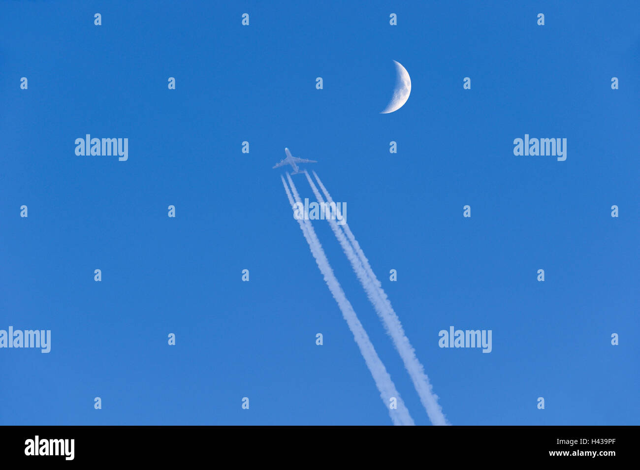 Avion, traînée de condensation, lune, ciel, bleu, Banque D'Images
