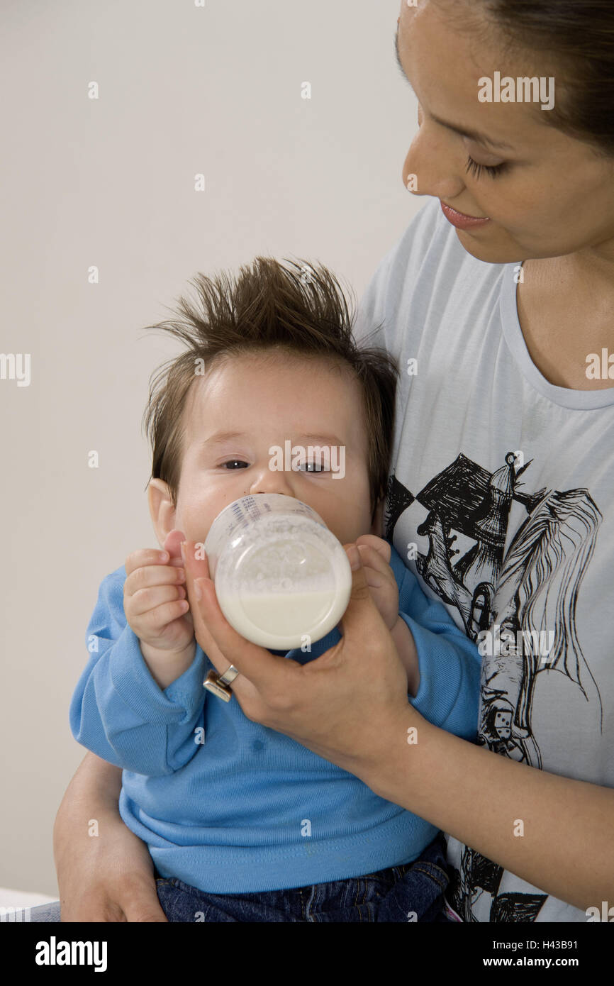 Mère, bébé, nourrir, bouteilles, modèle sorti, femmes, enfants, s'asseoir, boire, sucer, bouteille de lait, lait de noix, lait en poudre, de l'alimentation, de la nutrition, du développement, de l'attente, suture, hairstyle, portrait, Banque D'Images