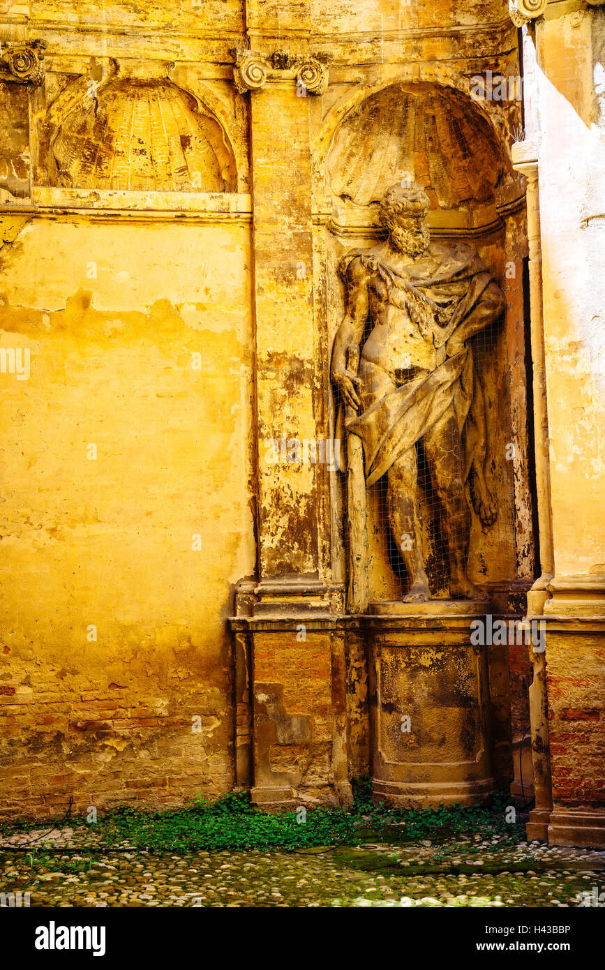 Statue d'usure dans une alcôve Banque D'Images