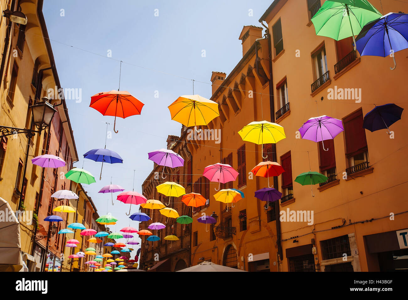 Des parasols multicolores pendaison à l'extérieur, Bologna, Emilia-Romagna, Italie Banque D'Images