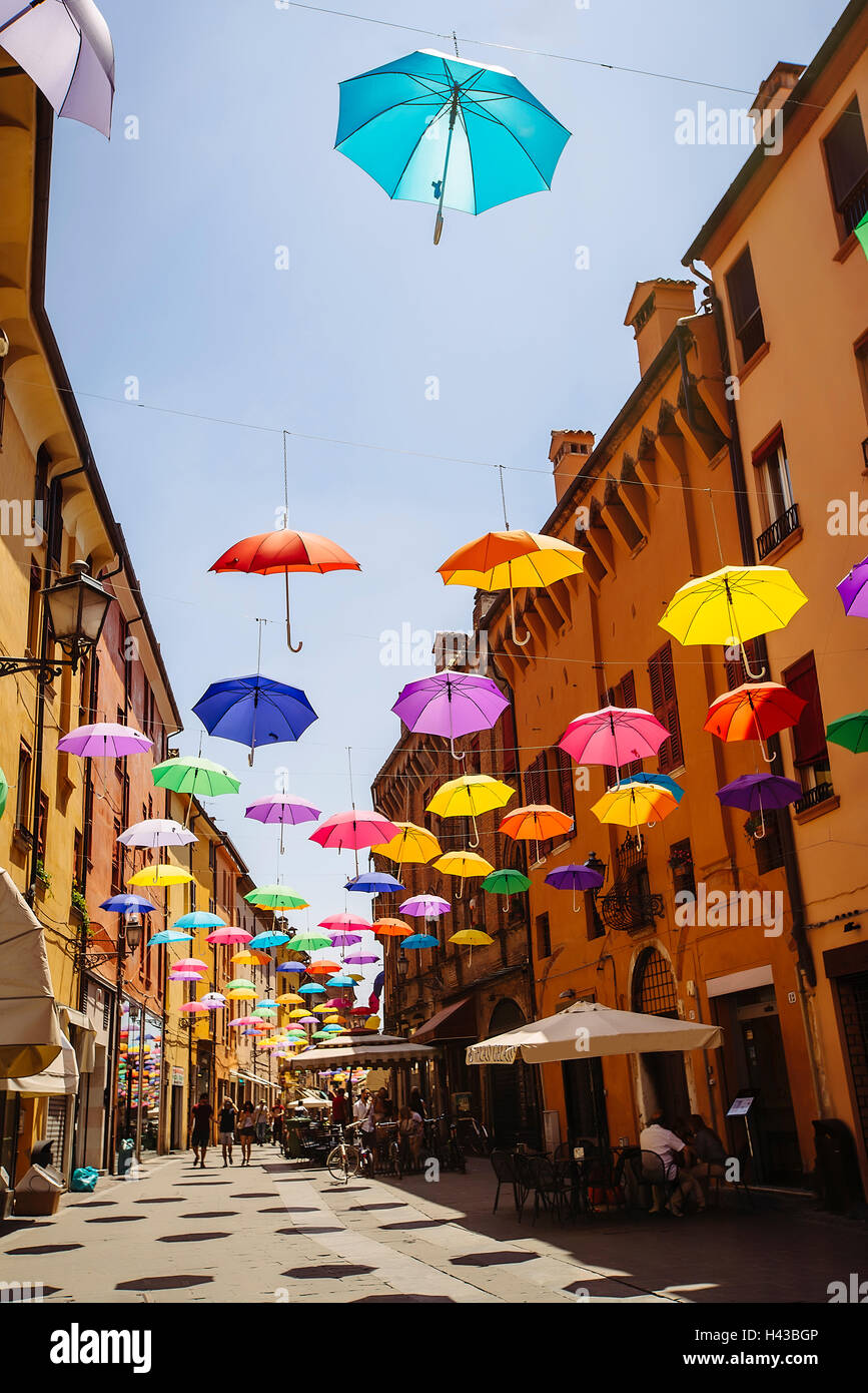 Des parasols multicolores suspendues sur rue, Bologna, Emilia-Romagna, Italie Banque D'Images