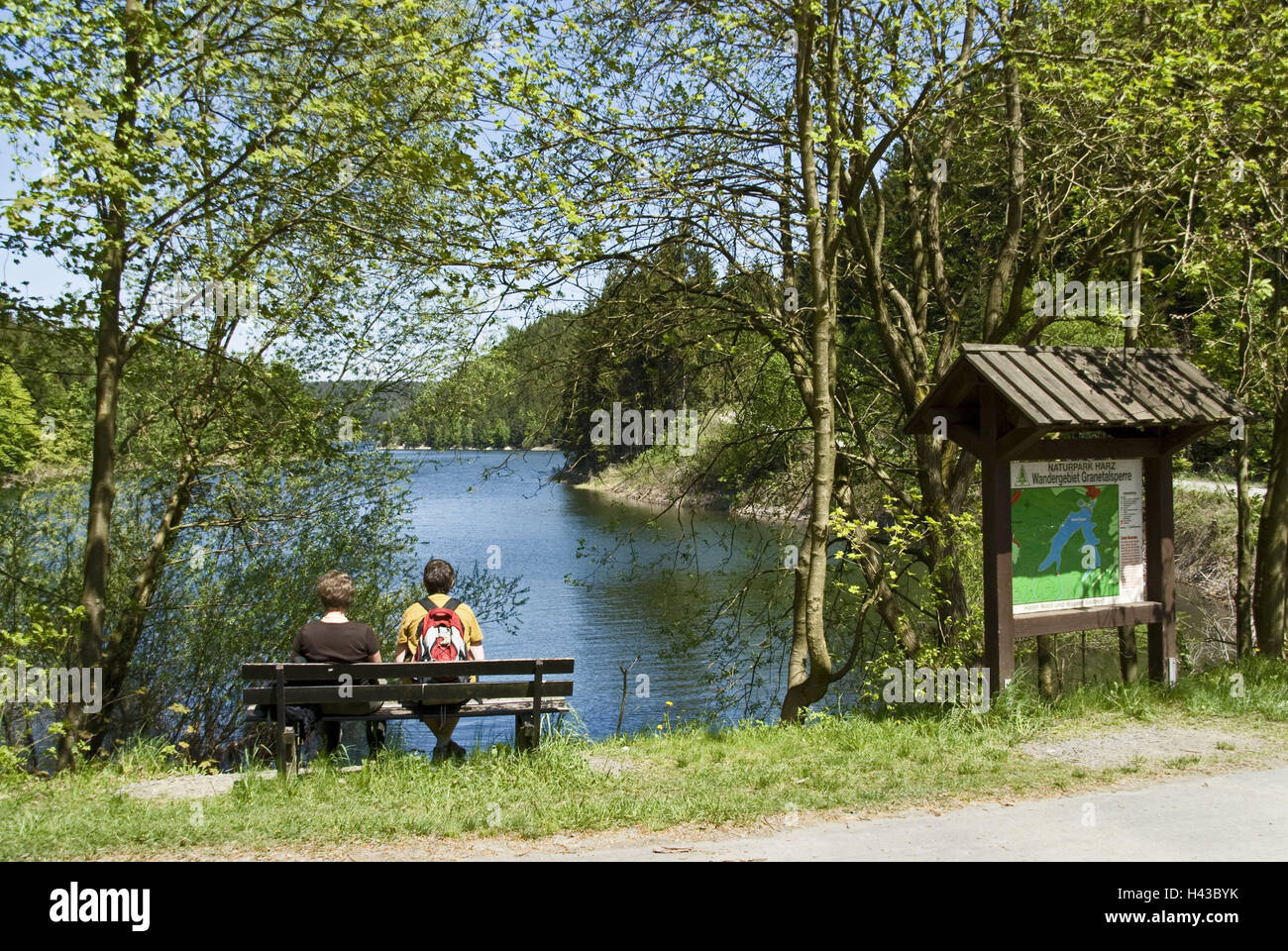 Allemagne, Basse-Saxe, Schleswig-Holstein, barrage du grain, port, touristiques, selle, vue de dos, le modèle ne libération, de la gestion de l'eau, l'approvisionnement en eau potable, barrage, réservoir d'eau, l'eau, paysage, point d'intérêt, arbres, Banque D'Images