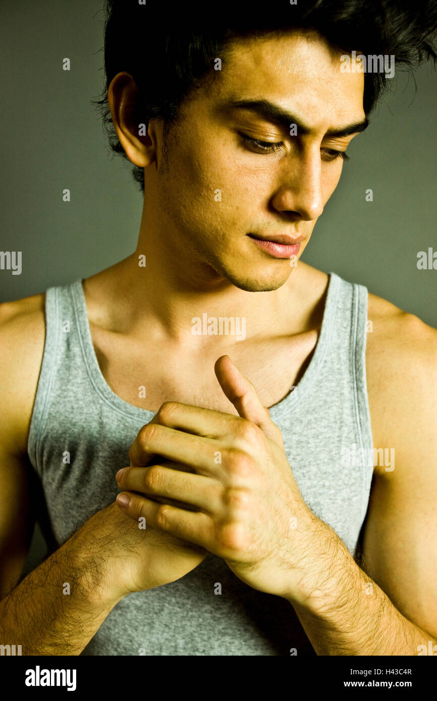 Pensive Mixed Race man wearing tank-top Banque D'Images