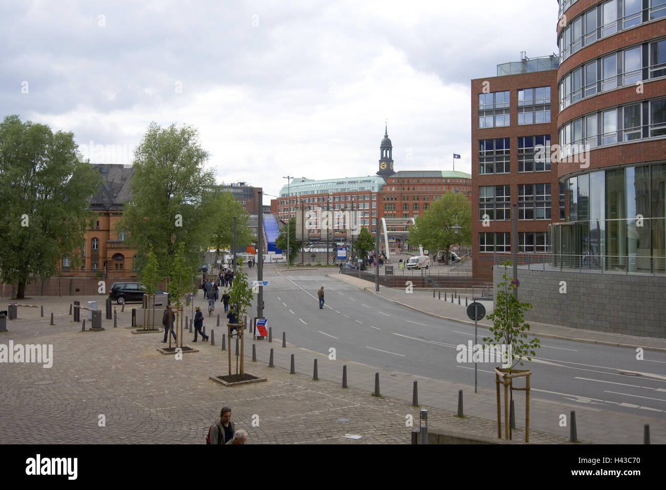 Allemagne, Hambourg, rue, maisons, église, passant, Banque D'Images