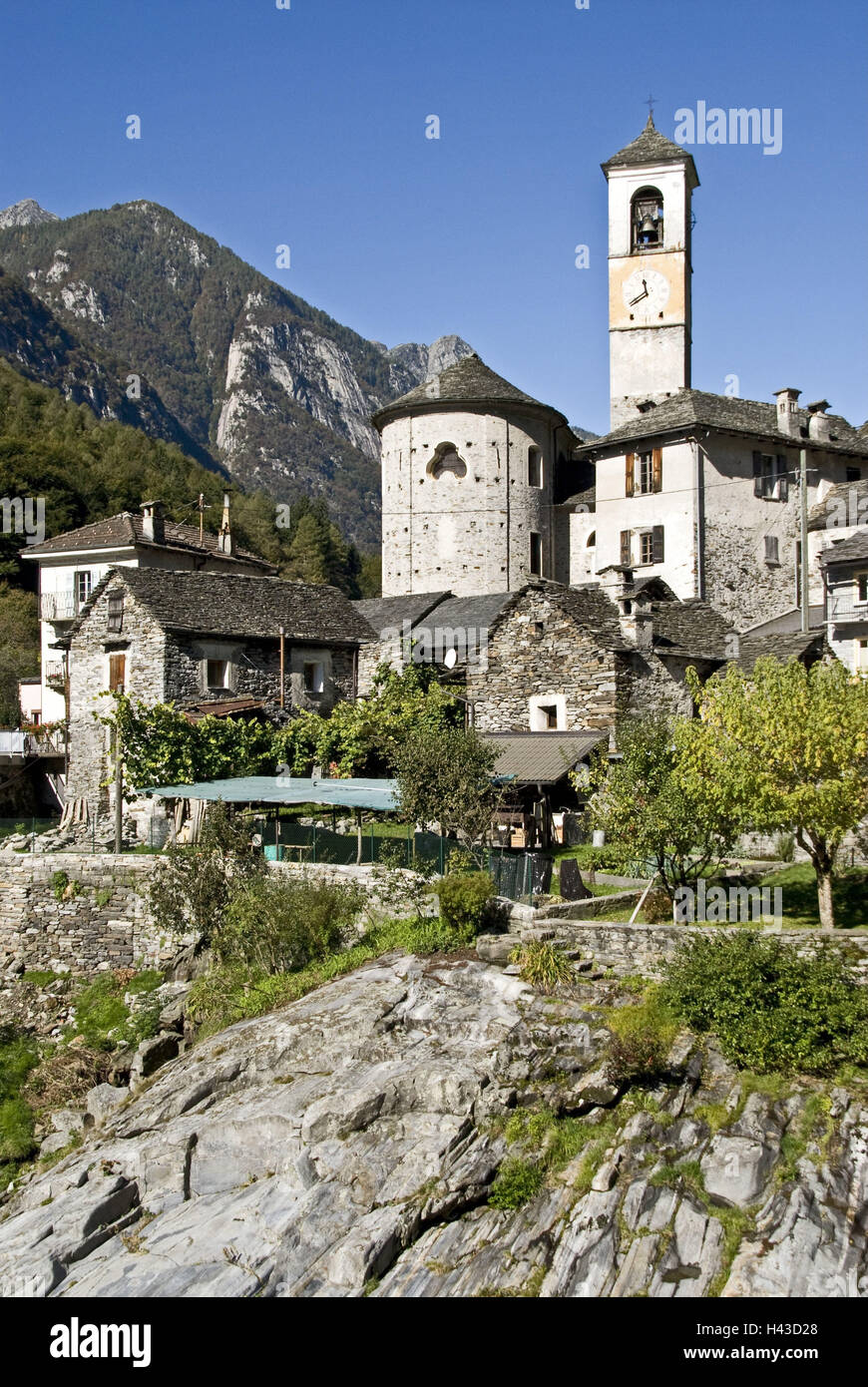 Suisse, Tessin, vallée de Verzasca, Lavertezzo, vue locale, l'église paroissiale'Maria degli Angeli', 15. 100., Banque D'Images