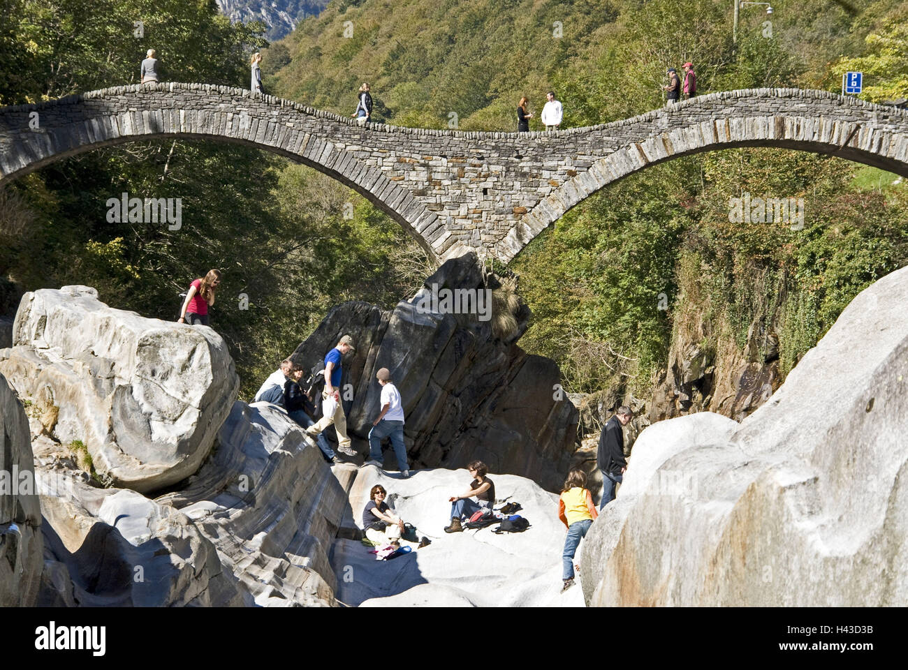 Suisse, Tessin, vallée de Verzasca, rivière Verzasca, pierres, Lavertezzo, Ponte les culbutes, pont, Moyen-Âge, touristiques, Banque D'Images