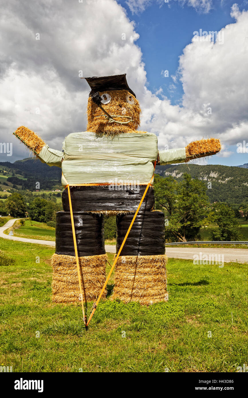 Grande poupée faite de ballots de paille près de Saint-Christophe, département Savoie, Auvergne-Rhône-Alpes, France Banque D'Images