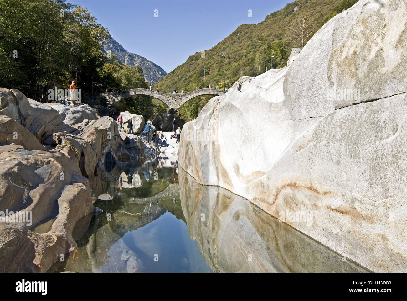 Suisse, Tessin, vallée de Verzasca, rivière Verzasca, pierres, Lavertezzo, Ponte les culbutes, pont, Moyen-Âge, Banque D'Images