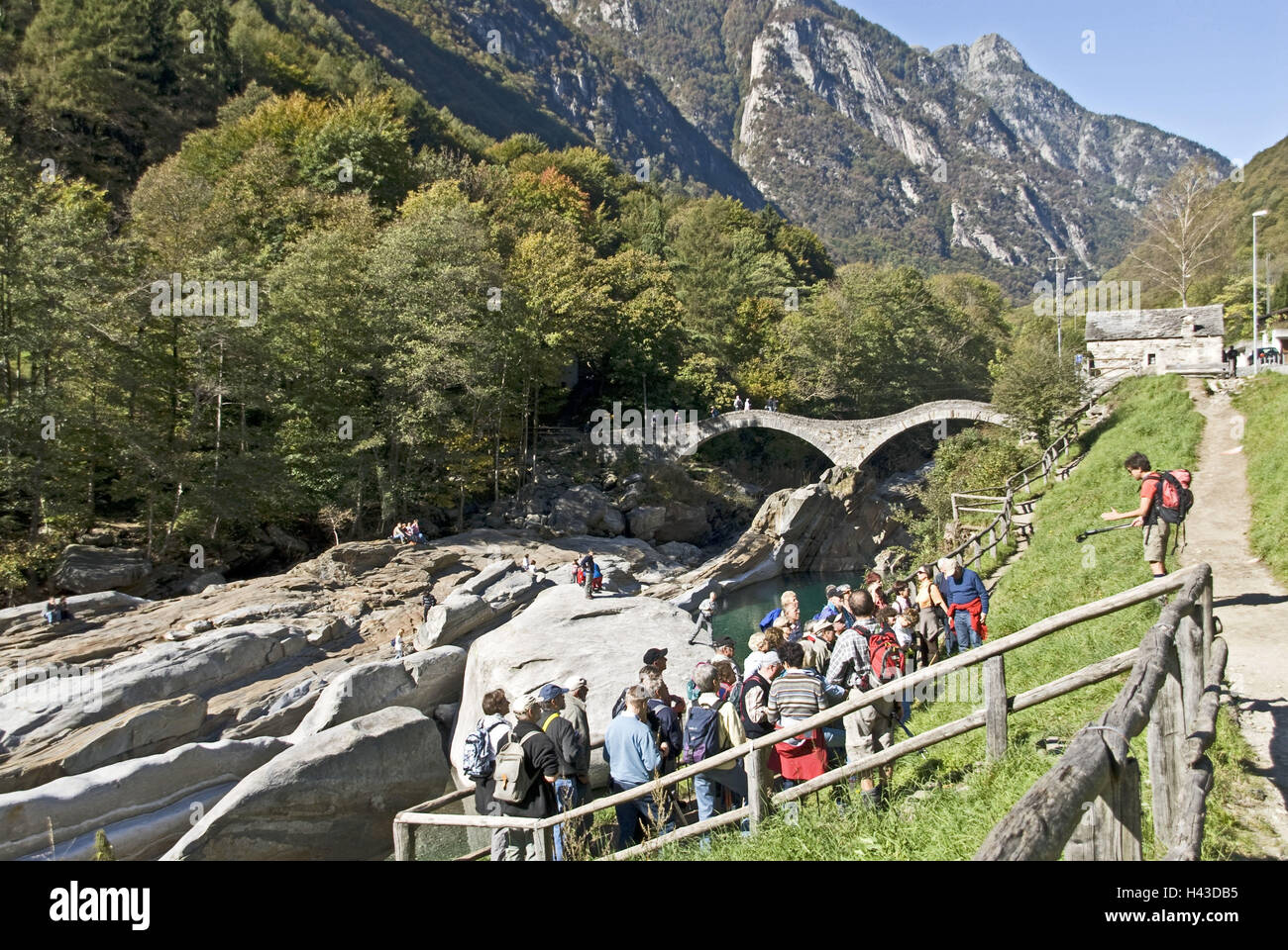 Suisse, Tessin, vallée de Verzasca, rivière Verzasca, pierres, Lavertezzo, Ponte les culbutes, pont, Moyen-Âge, touristiques, Banque D'Images