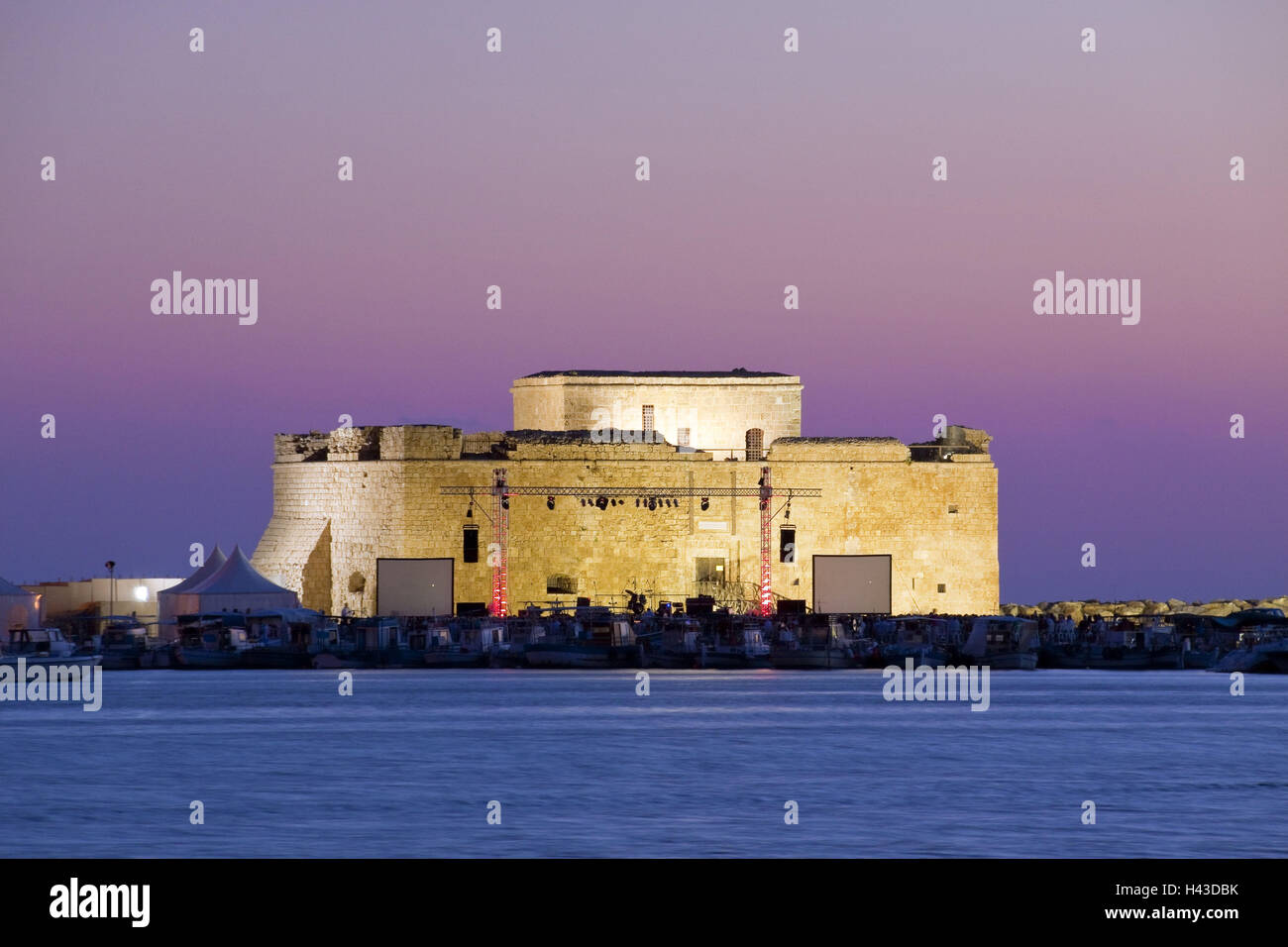 Chypre, Kato Paphos, port fort dans le port, l'éclairage, le soir, Banque D'Images