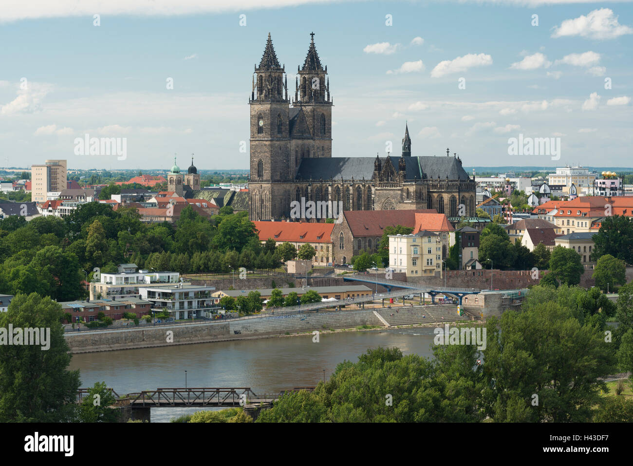 Vue urbaine avec la Cathédrale de Magdebourg et de l'Elbe, le plus ancien édifice gothique en Allemagne, Magdeburg, Saxe-Anhalt, Allemagne Banque D'Images