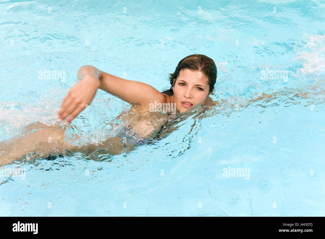 Femme, jeune, brune, la piscine, nager, modèle libéré, Banque D'Images