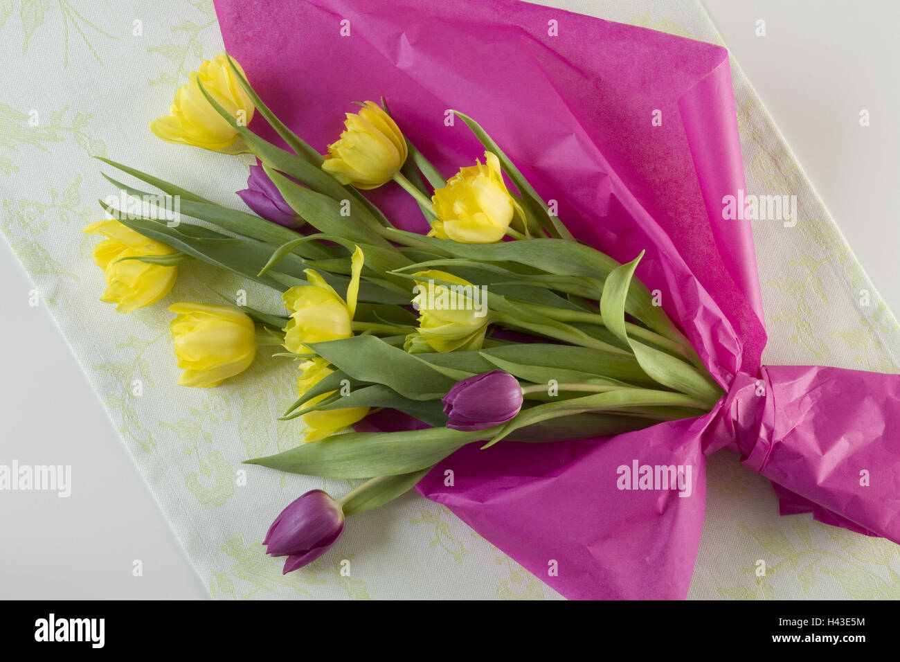 Au bouquet de tulipes, du papier d'emballage, mauve, Banque D'Images