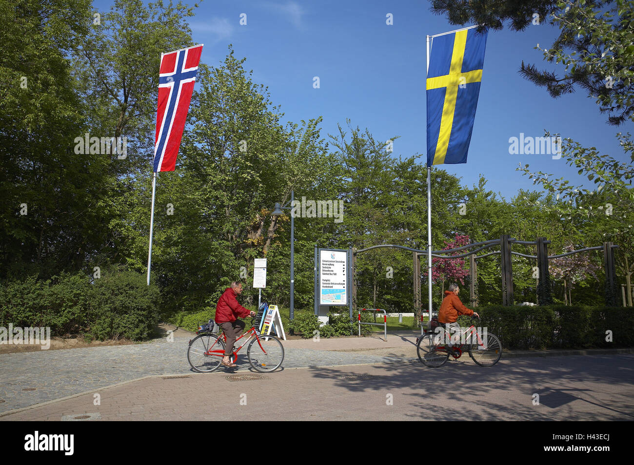 Allemagne, Bavière, île de Usedom, baignoire Baltique Ahlbeck, Seestrasse, front de mer, de cyclistes, de modèle, de parution Banque D'Images