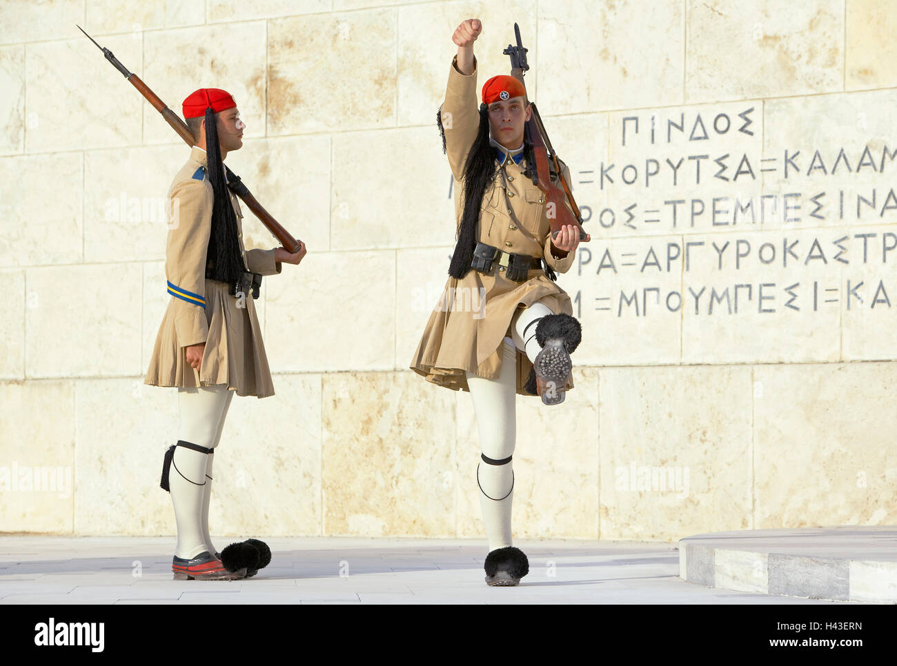 Les soldats de l'evzone changement de garde, Athènes, Grèce Banque D'Images