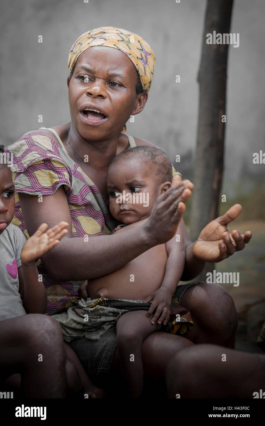 Femme et enfant Pygmée, peuple de Baaka, ou Baka, ou Ba'aka, Grand Batanga, Région du Sud, Cameroun Banque D'Images