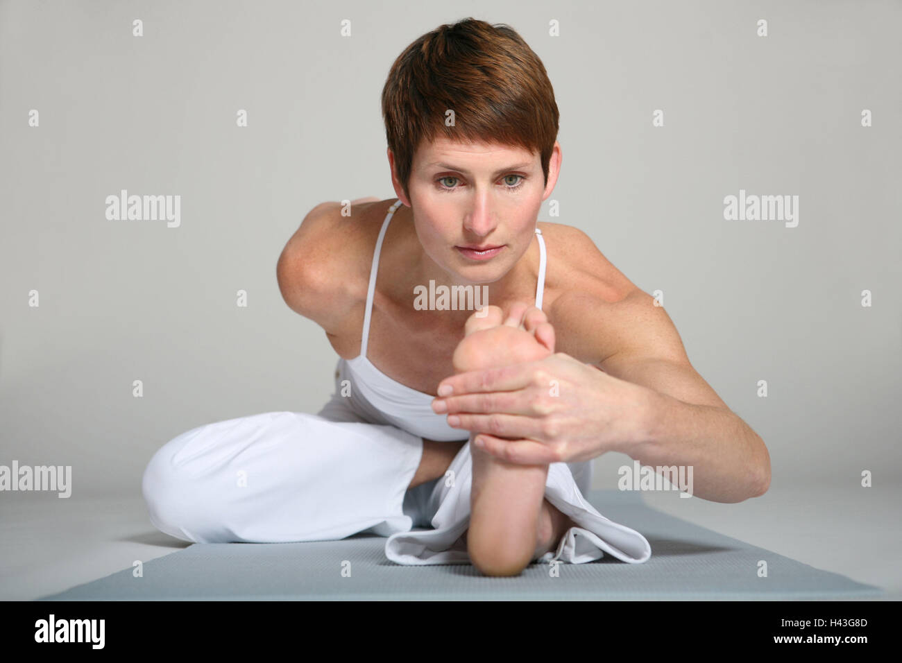 Femme, jeune, étage, coin, yoga, exercice Banque D'Images