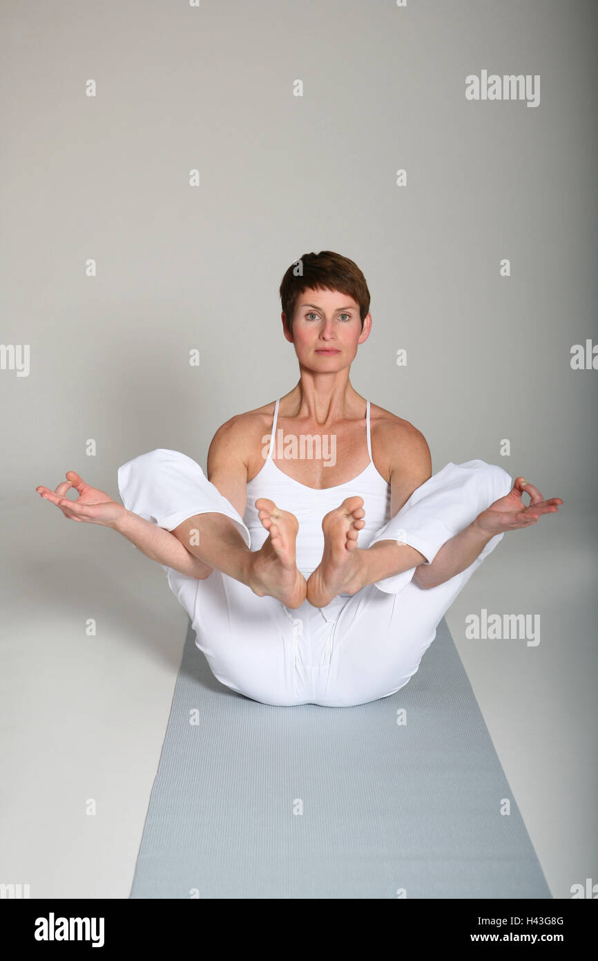 Femme, jeune, étage, coin, yoga, exercice Banque D'Images