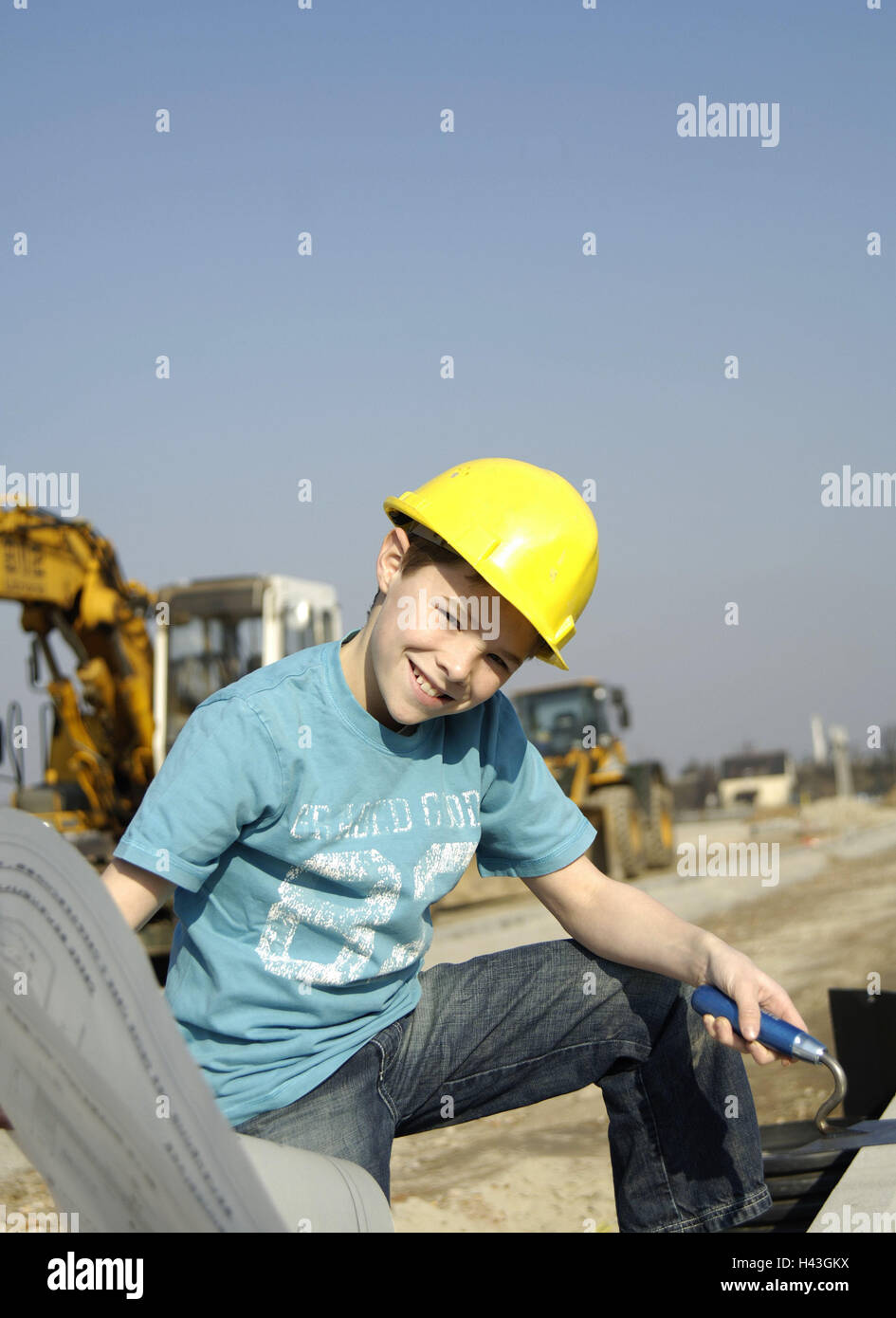 Enfant, garçon, raquette de tennis, plan d'architecte, de l'homme au travail, plans de carrière, travailleur de la construction, de l'enfance, individuellement, seul, 10 à 12 ans, construction, construire, jouer, maçons, industrie du bâtiment, casque, casque de construction, Bauingnieur, tiens, l'avenir, Rêve, rêve de l'avenir, jeu, joie, plaisir, sourire, artisan, artisanat, Banque D'Images