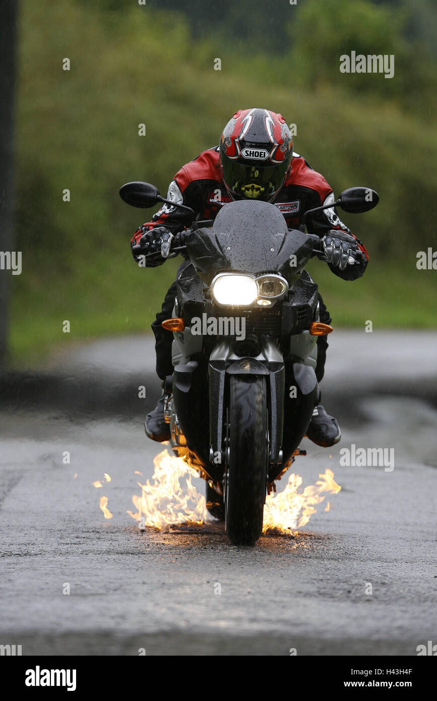 BMW K 1200 R aller, incendies, pluies, rue, route de campagne, BMW, BMW-K-1200-R, flammes, feu obstacle, moto, météo, pluie, pluie, route humide, par contre, de façon dynamique, motion, Mototrradfahrer, pilotes, personnes, show, stunt, spectaculairement, vue avant, Banque D'Images