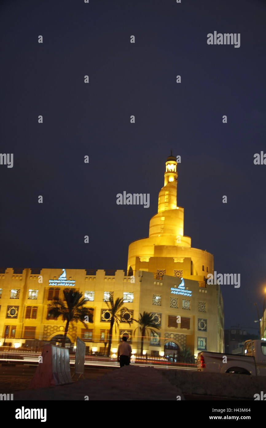 Qatar, Doha, Al Fardan centre islamique, l'éclairage, le soir, au Qatar, bâtiment, architecture, tour, façade, Fanar, lumières, palmiers, Banque D'Images