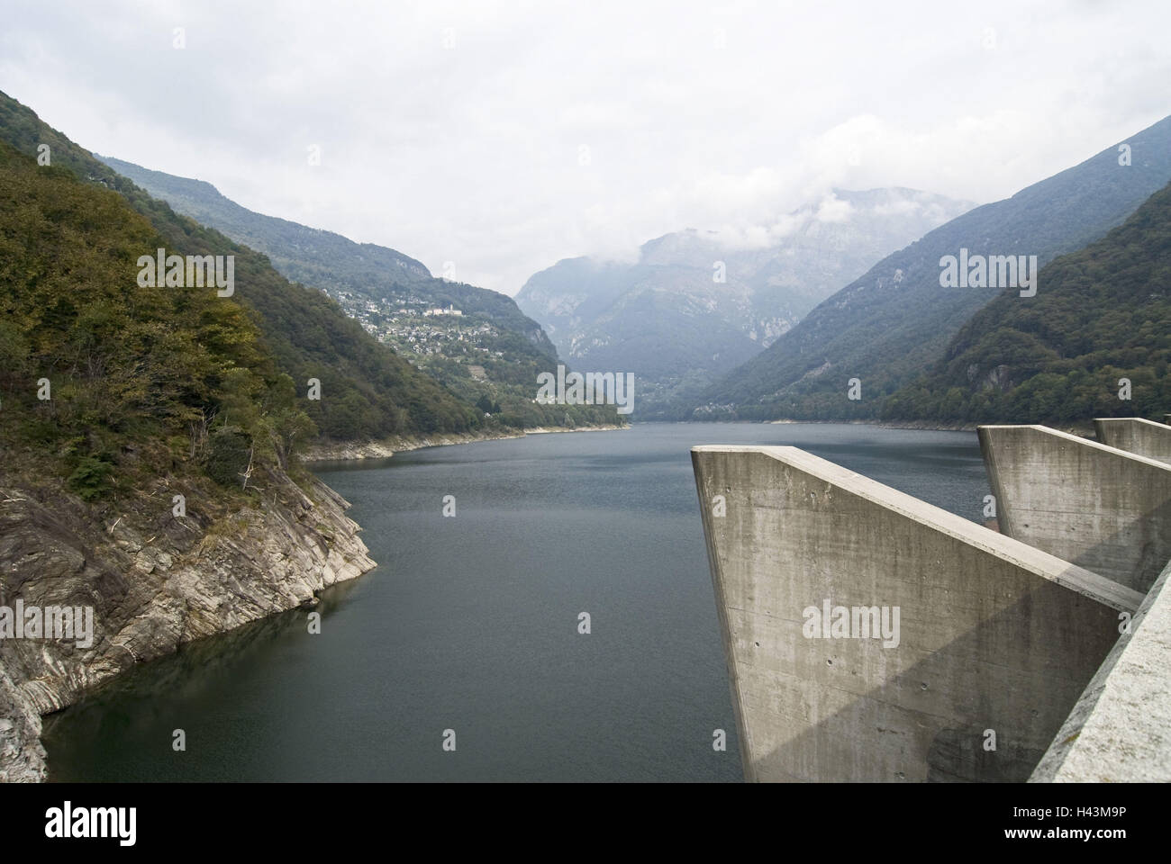 Suisse, Tessin, vallée de Verzasca, réservoir, Lago Tu Vogorno, embouteillage mur défensif, montagnes, Banque D'Images
