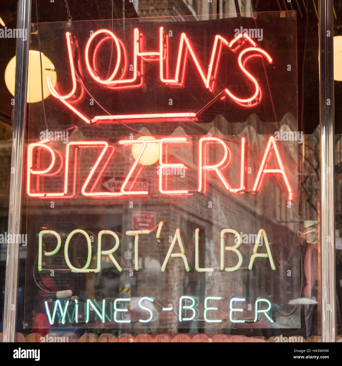 Affiches de fenêtre pour John's Pizza sur Bleecker Street à New York City Banque D'Images