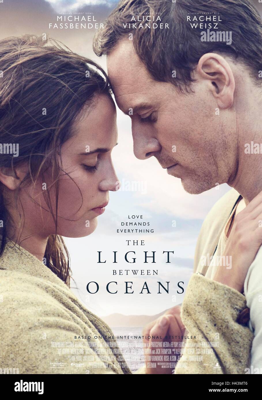 DATE DE SORTIE : septembre 2, 2016 Title : La lumière entre les océans STUDIO : Touchstone Pictures Réalisateur : Derek Cianfrance PLOT : un gardien de phare et son épouse vivant hors de la côte de l'ouest de l'Australie élever un bébé ils sauvetage à partir d'une barque à la dérive avec : Michael Fassbender, Alicia Vikander, Rachel Weisz (Crédit : c Touchstone Pictures/images/) Banque D'Images