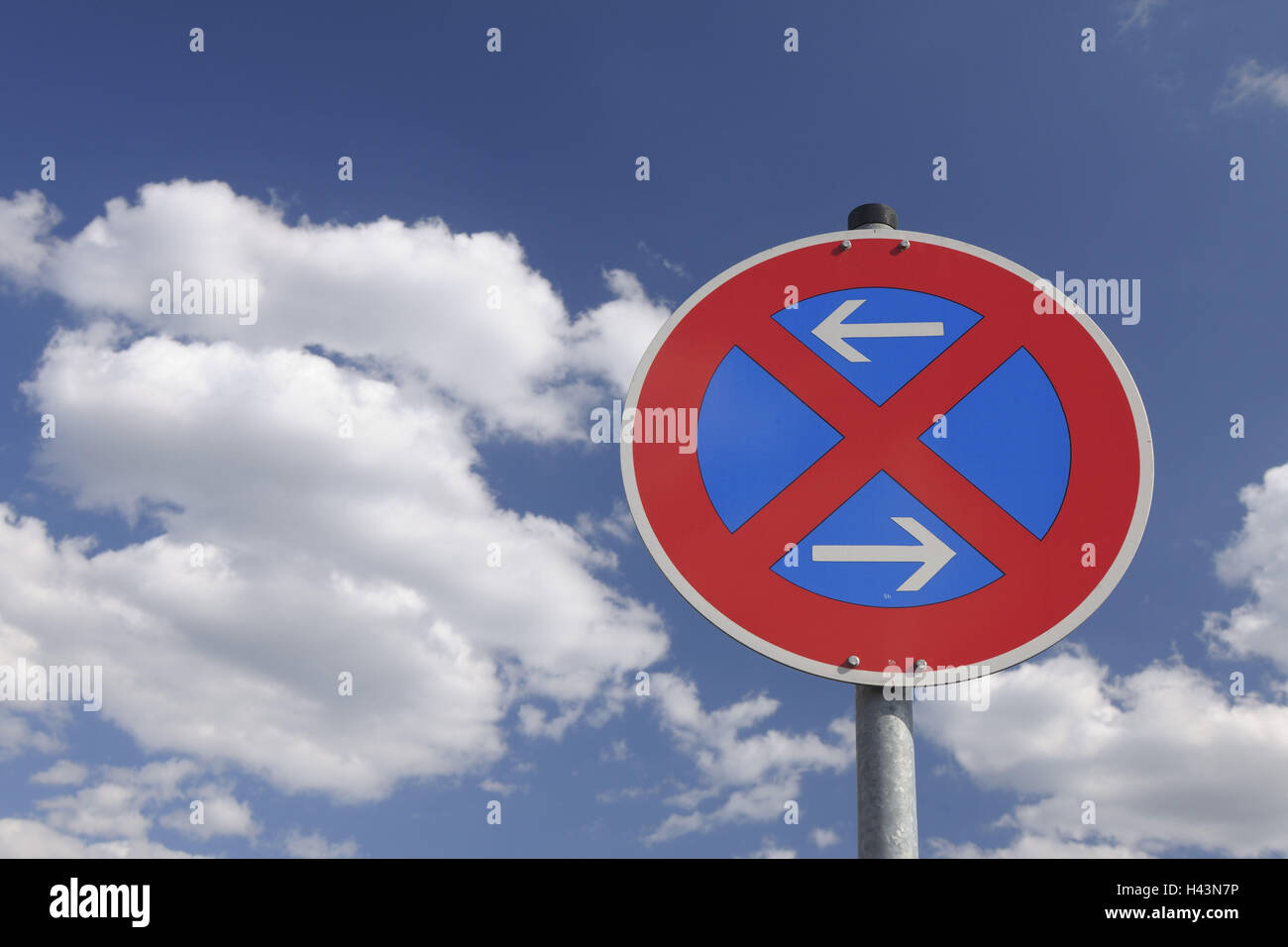 Interdiction d'arrêt, arrêt no parking sign, signe, Ciel, nuages, Bleu, Germany, Bavaria, Banque D'Images