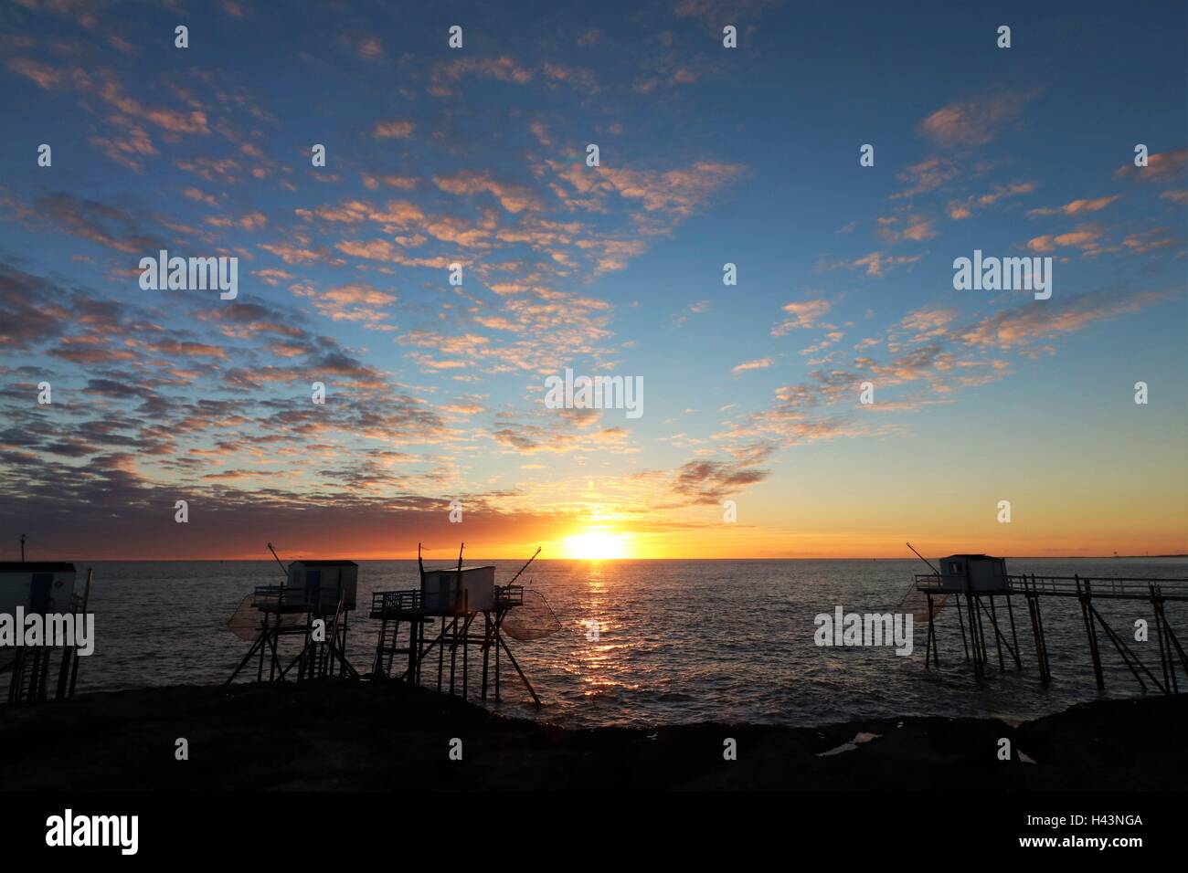 Cabanes de pêcheurs sur pilotis au coucher du soleil, Saint-Palais-sur-Mer, Rochefort, France Banque D'Images