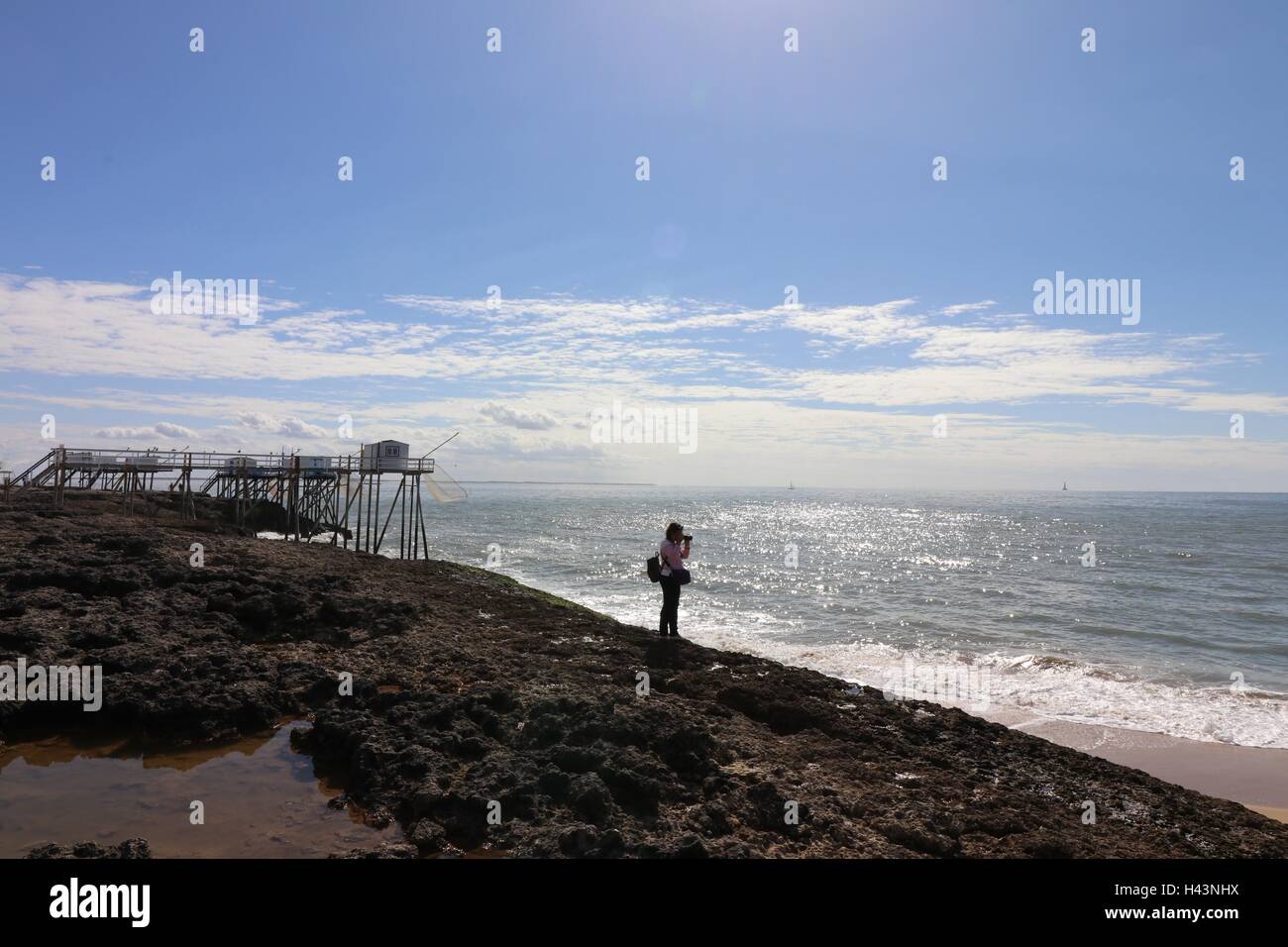Femme sur la plage à prendre des photos, Saint-Palais-sur-Mer, Rochefort, France Banque D'Images