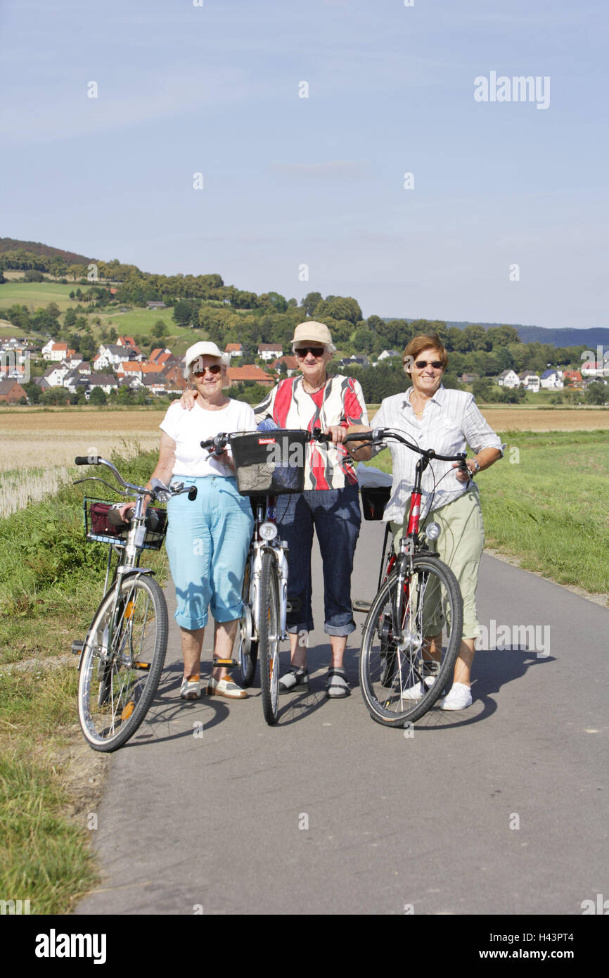 Les personnes âgées, tour en vélo, pause, ALLEMAGNE, Basse-Saxe, pays montagneux de la Weser, Polle, piste cyclable de la Weser, personne, les amis, les femmes, le socle, le reste reste, temps libre, coiffures, été, lunettes de soleil, sourire, heureusement, activement, Banque D'Images Les personnes âgées, tour en vélo, pause, ALLEMAGNE, Basse-Saxe, pays montagneux de la Weser, Polle, piste cyclable de la Weser, personne, les amis, les femmes, le socle, le reste reste, temps libre, coiffures, été, lunettes de soleil, sourire, heureusement, activement, Banque D'Images