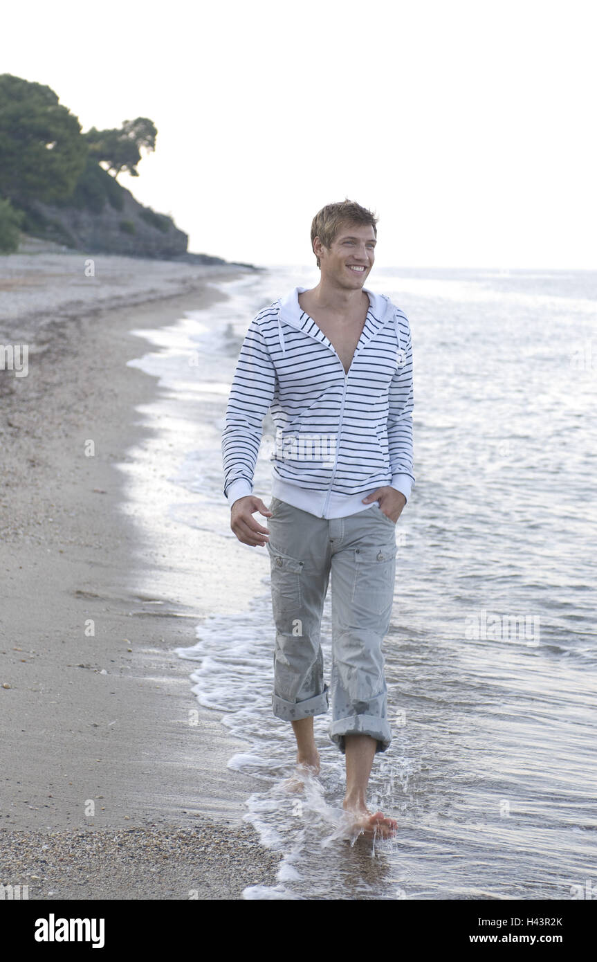 L'homme, les jeunes, les vêtements de sport, plage à pied Photo Stock -  Alamy