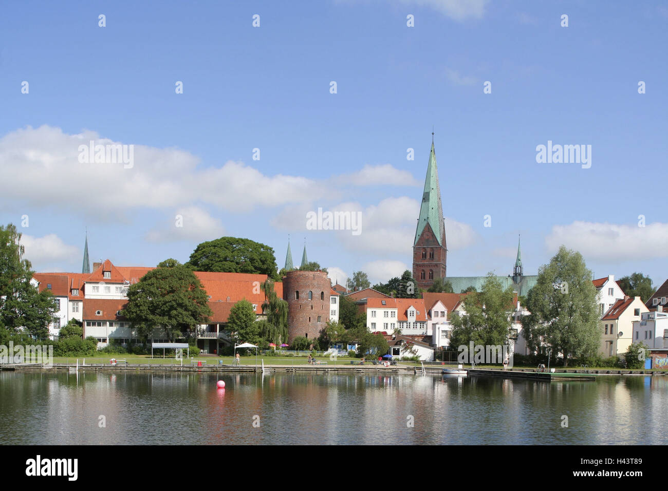 Allemagne, Schleswig - Holstein, Lübeck, Aegidienkirche, Crow, étang Banque D'Images