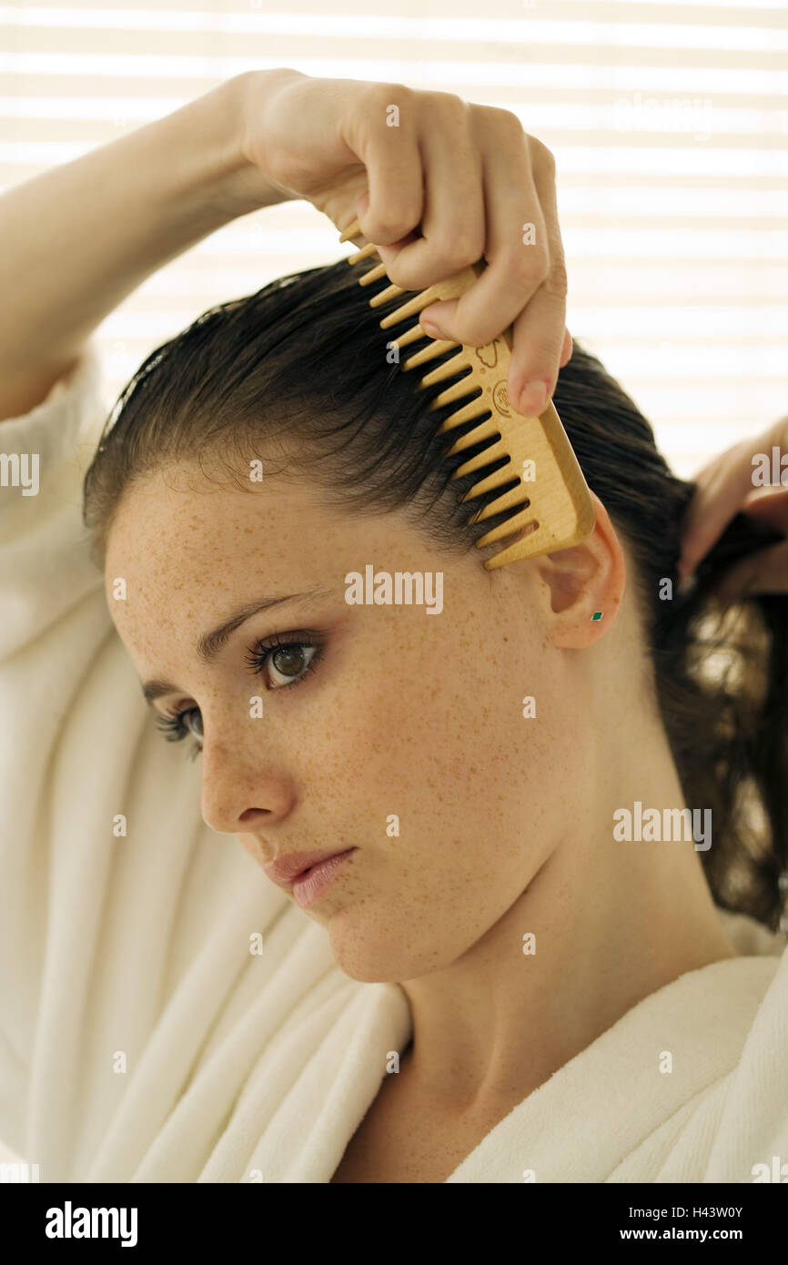 Femme, jeune, portrait, peignoir, cheveux, peigne, Banque D'Images