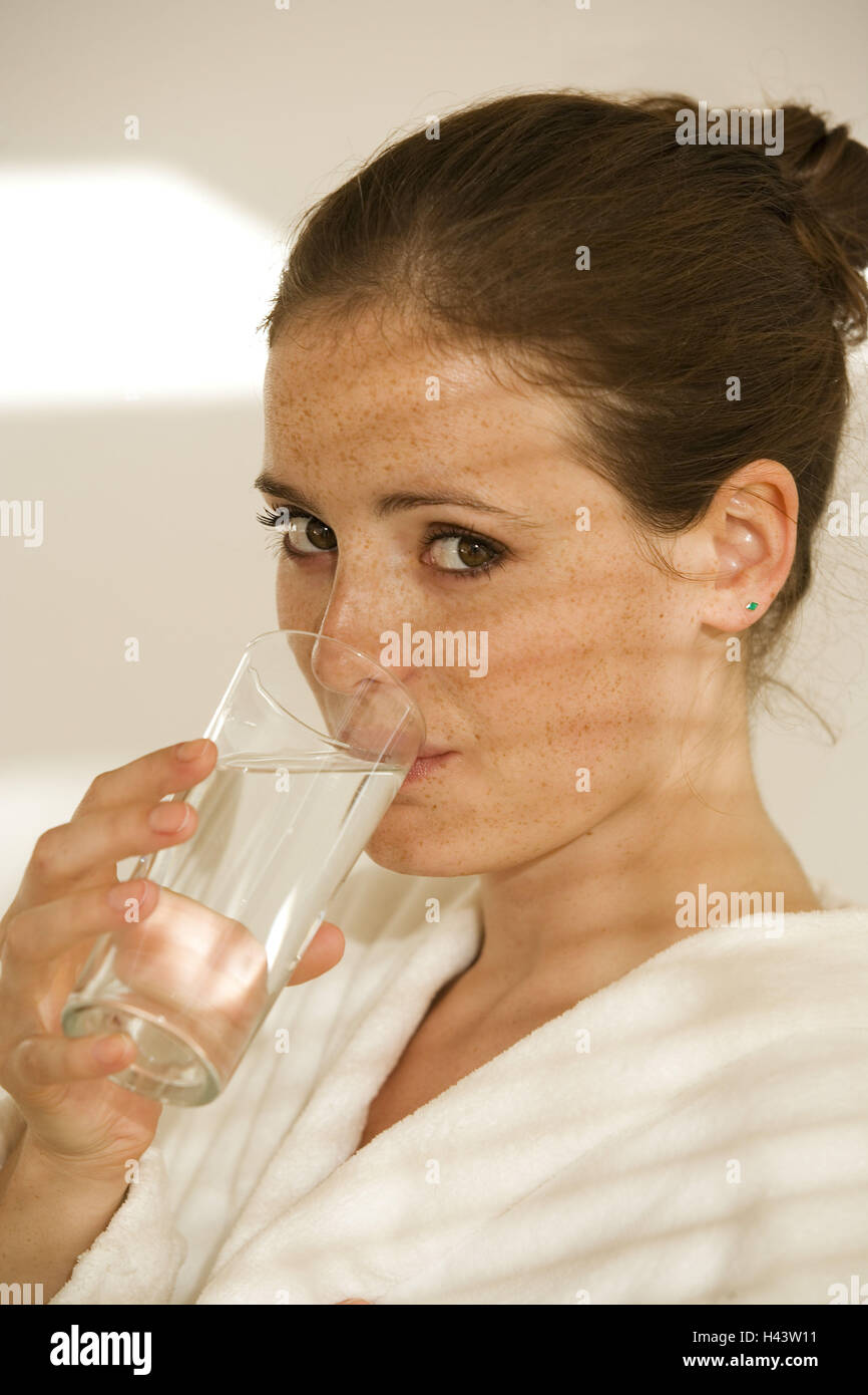 Femme, jeune, de l'eau, boissons, portrait, Banque D'Images