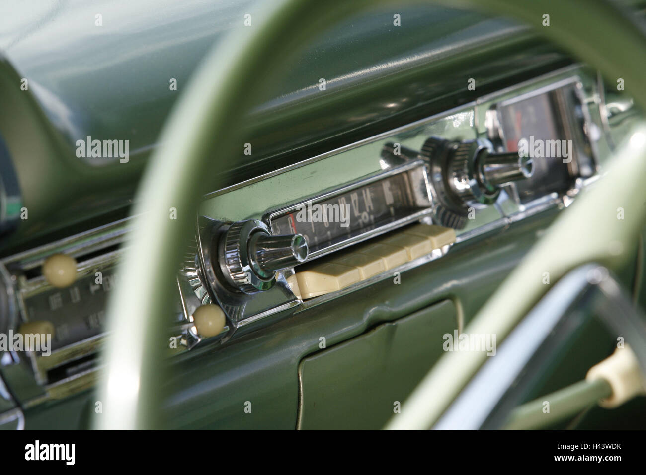 Old-timer, Ford Edsel, cockpit, radio, medium close-up, les années 50, induits, tableau de bord, encoche, voiture, détail, Ford-Edsel, de l'intérieur, fiscalité, anciens, de collection, radio voiture, vert, à l'intérieur, de l'intérieur de l'équipement, nostalgie, Banque D'Images