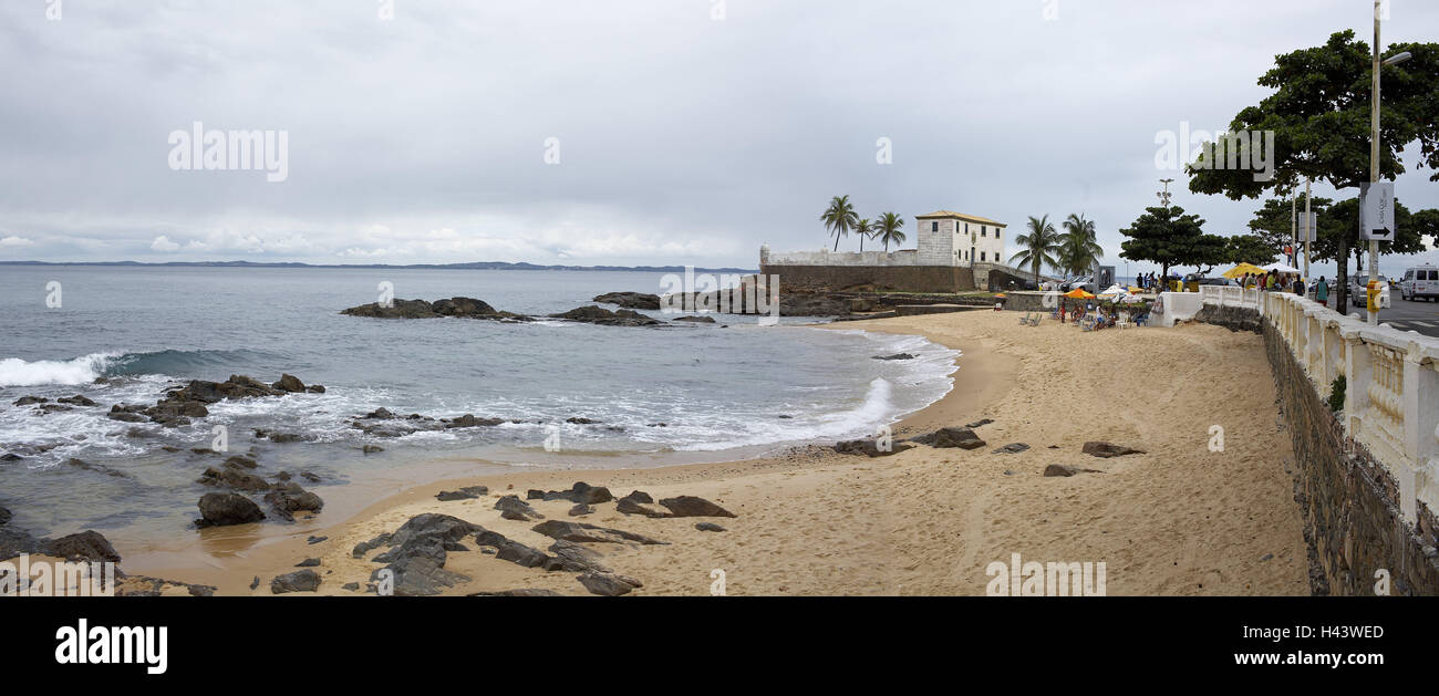Brésil, Salvador Bahia, Barra, la plage, l'Amérique du Sud, destination, ville, plage, promenade, promenade, banque, cloudies la mer, ciel voilé, du tourisme, de palmiers, de l'eau, plage de sable, Banque D'Images