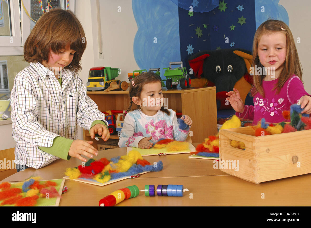 La Maternelle Les Enfants Bricoler Conte De La Laine La Personne Les Enfants De Maternelle Garcon Fille Trois Boite Boite En Bois De La Laine Le Feutre De Laine Fantasia Creativite Jouer