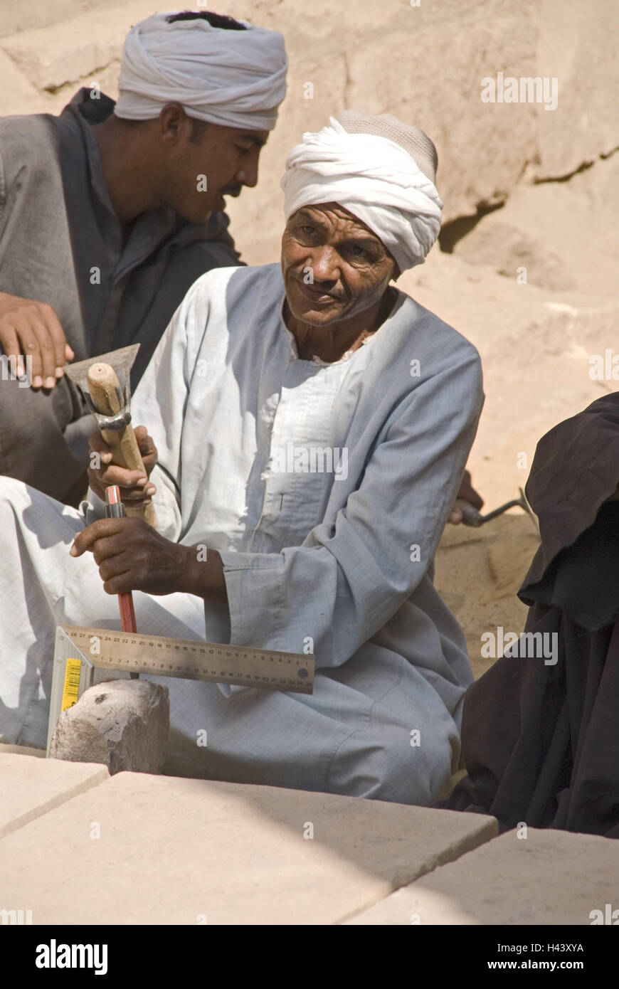 Egypte, Louxor, temple de Karnak, tailleur de pierre, travail, Haute Egypte,  temple plante, personne, des locaux, des Egyptiens, travail, profession,  tailleur de travaux publics, la restauration, la culture, l'archéologie,  historiquement, l'antiquité, de