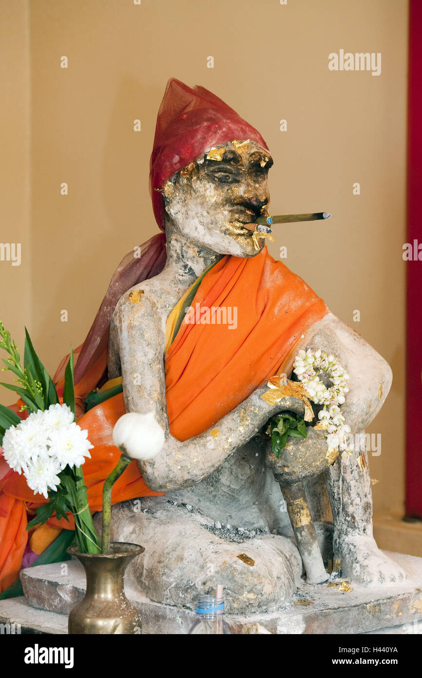 L'île de Phuket, Thaïlande, l'attachement du temple Wat Chalong, la figure du moine, cigarette, cigare, la fumée, Banque D'Images