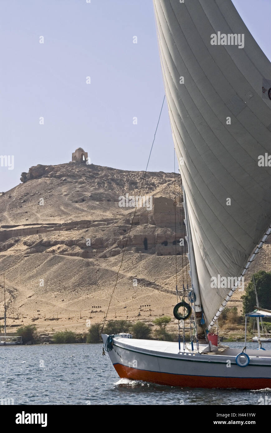 L'Égypte, Assouan, le Nil, Feluke, Rock Tombs, Afrique, Haute Egypte, rivière, bateau, Voyage, Vacances, tourisme, Destination, destination de vacances, navigation, voile, voile, bateau à voile, traditionnellement, port, tombes, point d'intérêt, historiquement, Banque D'Images