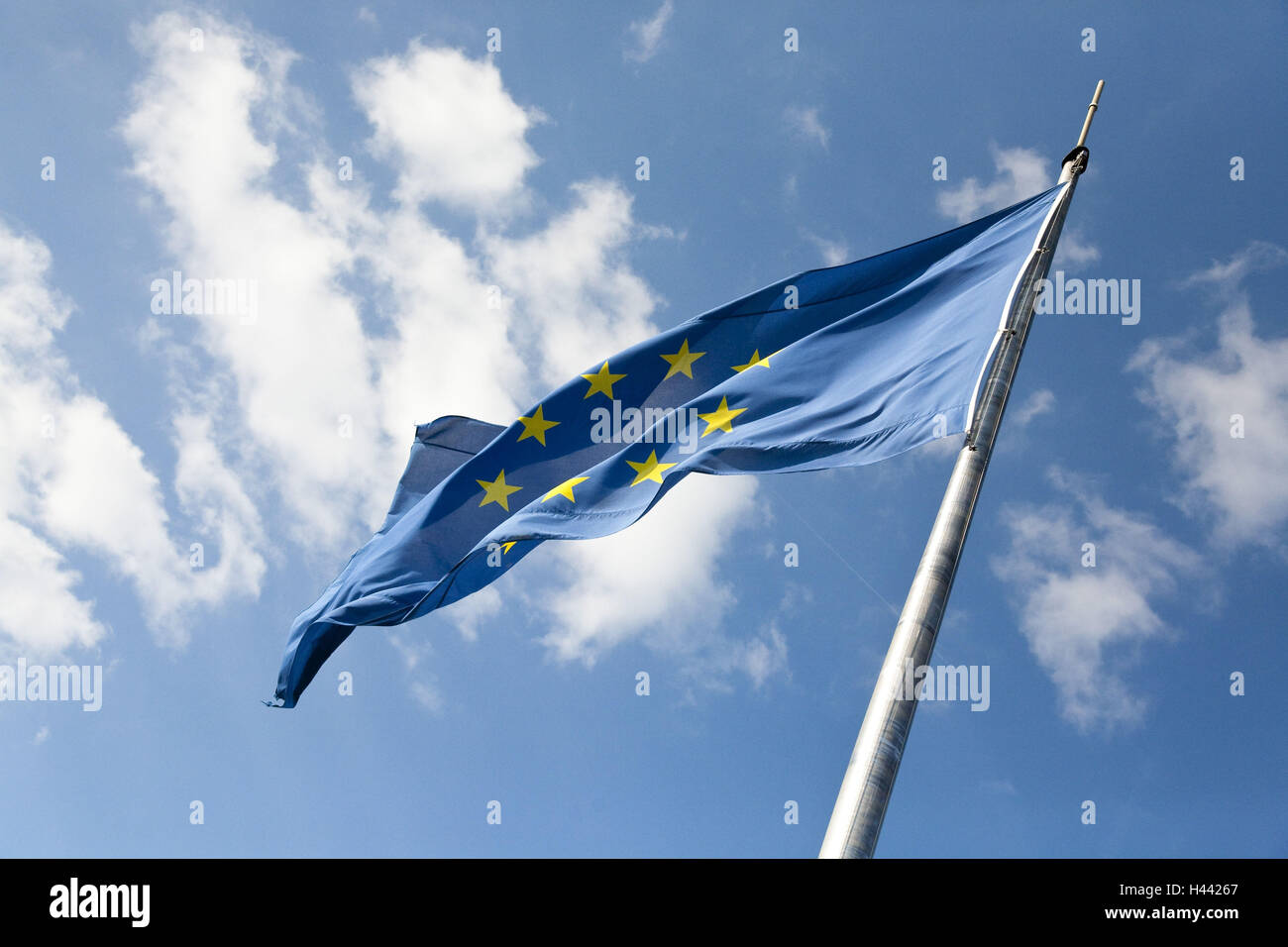 Mât, drapeau européen, vent, ciel nuageux, Banque D'Images