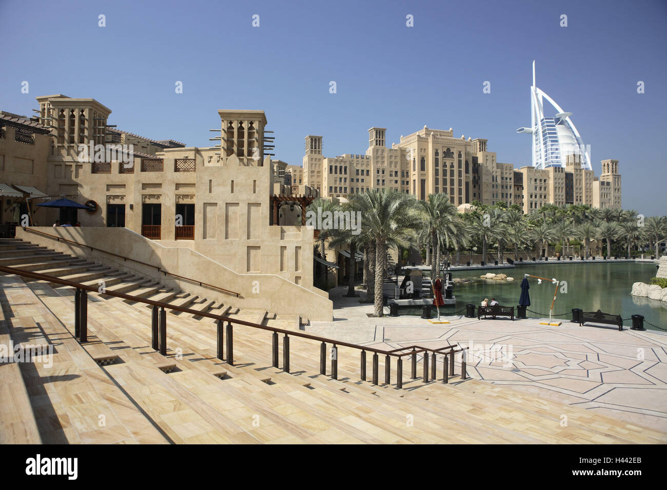 VAE, Dubaï, Madinat Jumeirah Resort, rivière, cinq étoiles, l'hôtel Burj Al Arab, sheikdom, ville, capitale, bâtiment de l'hôtel, Burj-al-Arab, 7 étoiles, hôtel, d'un bâtiment, d'architecture, de l'hôtellerie, des eaux, de la destination, du tourisme, de l'endroit d'intérêt, luxur Banque D'Images