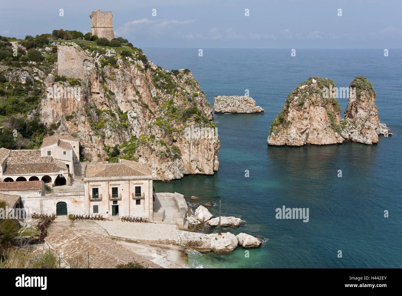 Italie, Sicile, Scopello, coast, maisons, la bile, les aiguilles, la mer, le sud de l'Europe, l'Europe, de roche, de la bile, rocky coast, horizon, le paysage, la mer Méditerranée, des pierres, de l'eau, vue, Architecture, bâtiment, Tour, tour de guet, Tonnara, Banque D'Images