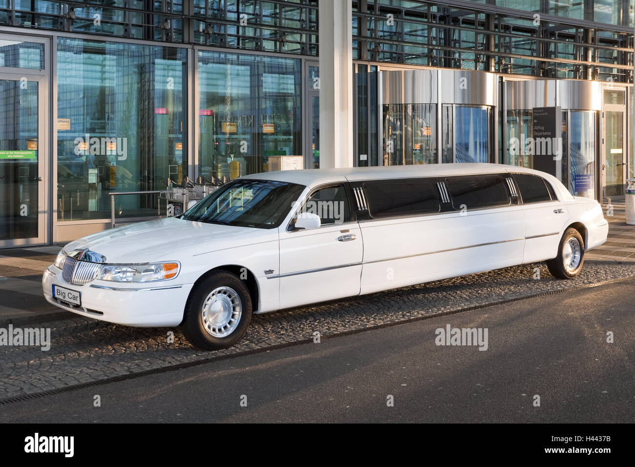 Stretchlimousine, blanc, long, voiture, véhicule, berline, voiture de tourisme, durée excessive, überlang, en grande partie, immense, richement, richesse, spécifier, vantard, XXL, surdimensionné, luxe, exclusivement, à l'extérieur, déserte, Banque D'Images