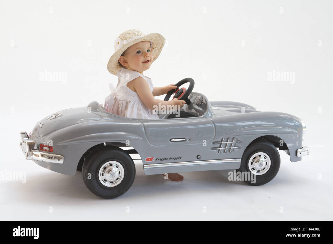 Les filles, jouets voiture, avion, enfant, aux couleurs vives, du développement, de l'innocence, légère et insouciante, infantile, de soins, de chapeau de paille, robe, voiture, voiture de course, d'argent, de motion, de l'exploitation, de jouer, de joie, de plaisir, avec douceur, sourire, activement, palpitant, d'expression, cut out, studio, Banque D'Images